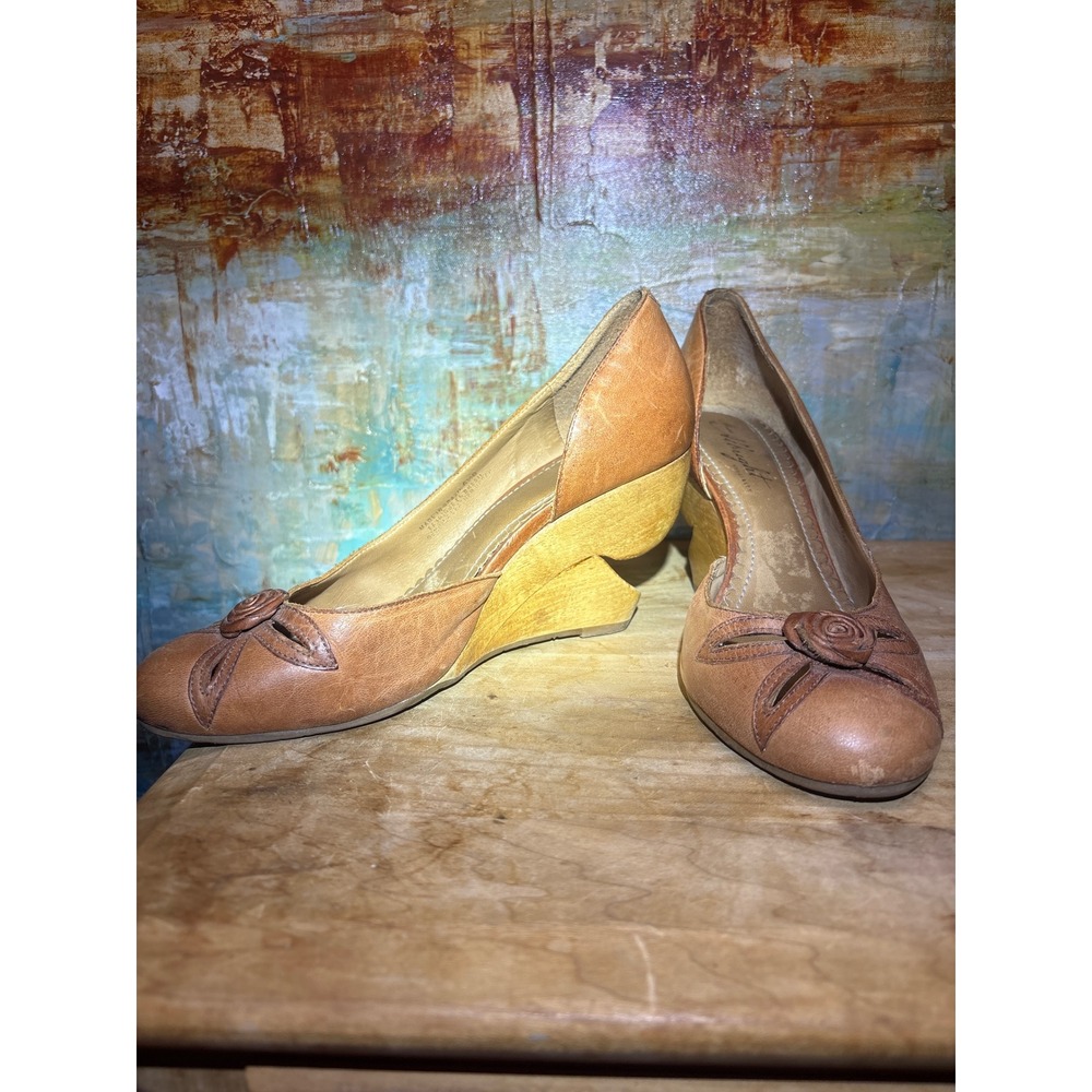 Miss Albright Tan Leather Rosette Cutout Sculptural Wood Wedge Heels Size 6.5